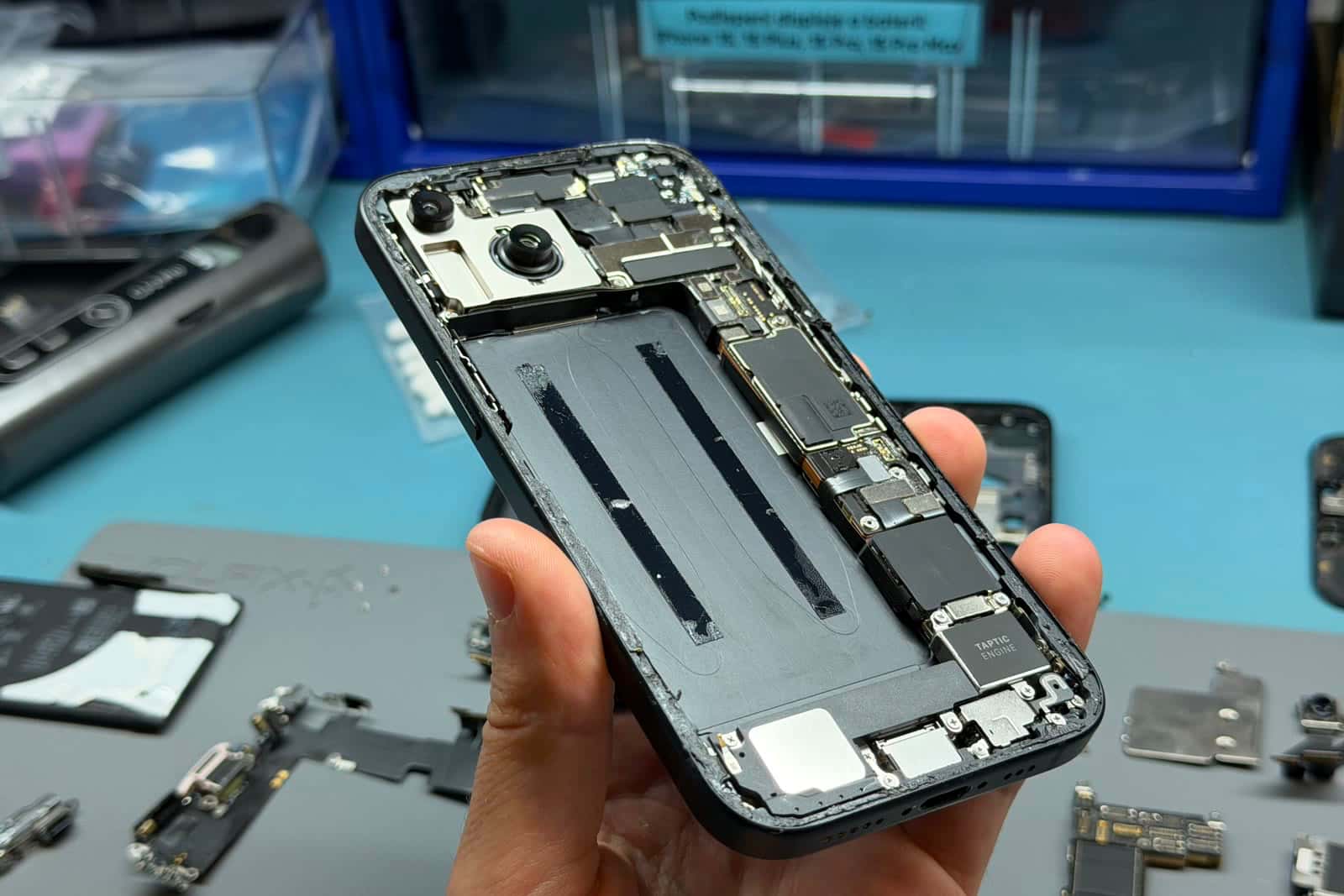 Baterie iPhonu podlepená obyčejnou oboustrannou páskou-2